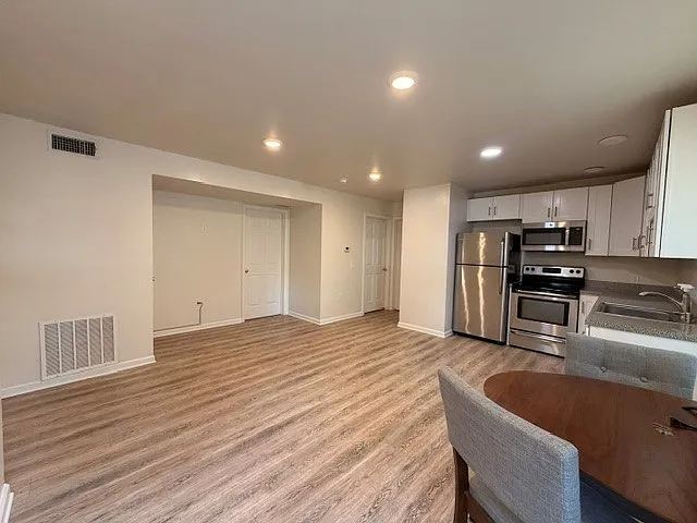 2 bed, 700 sqft, $1,775 — Photo 3