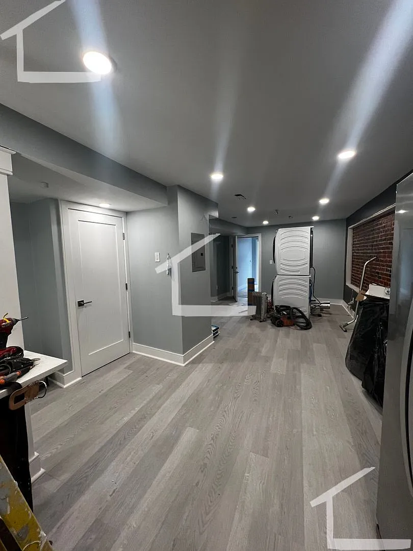 Charming 3 Bedroom-No Broker Fee — Photo 2