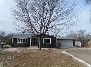2328 Salem Ct, Bettendorf, IA