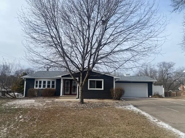 2328 Salem Ct, Bettendorf, IA 52722