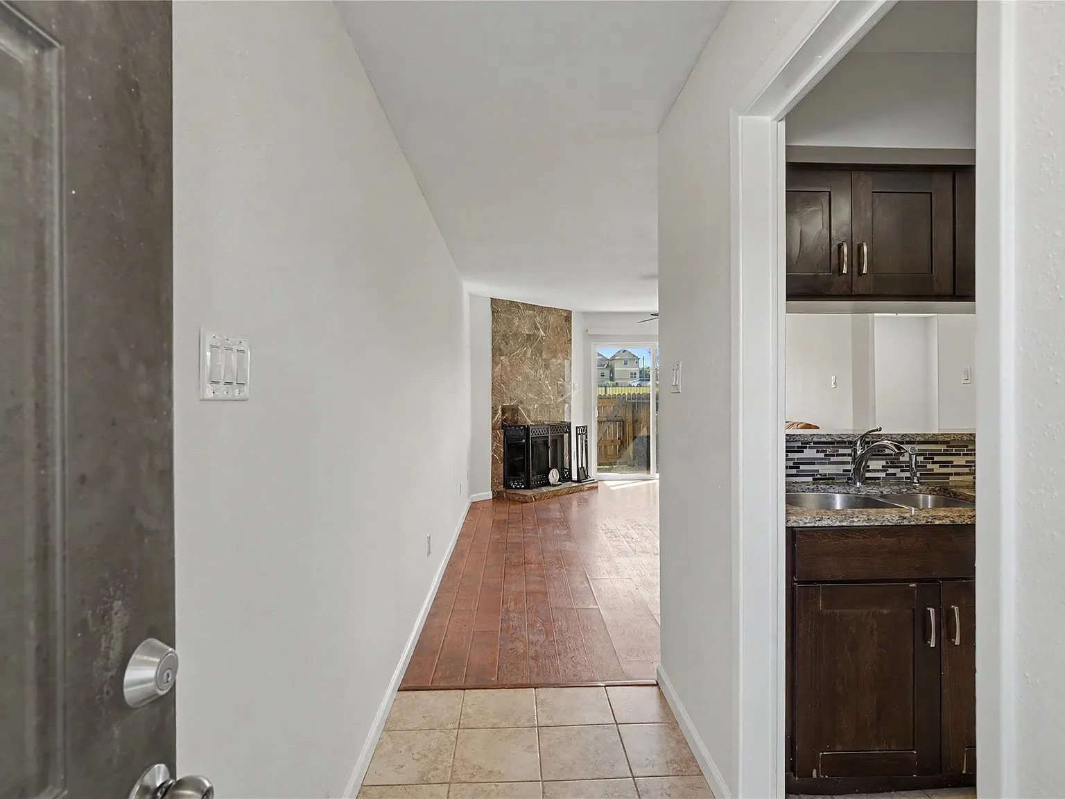 2 bed, 1.0 bath, 903 sqft, $1,125 — Photo 3