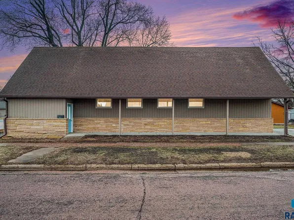 607 3rd St NE, Madison, SD 57042
