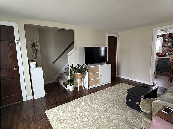 4th image of 107 Fowler Ave