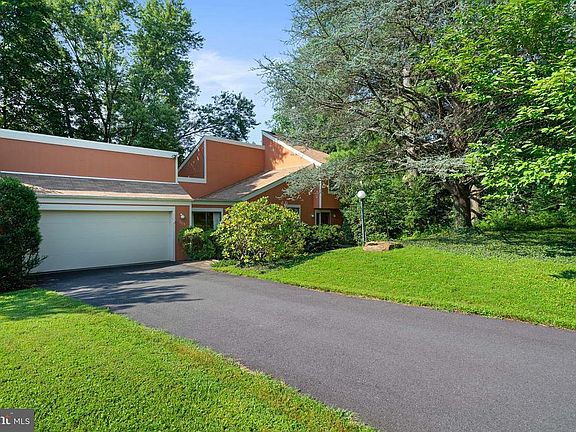 2nd image of 3115 Fox Den Ln