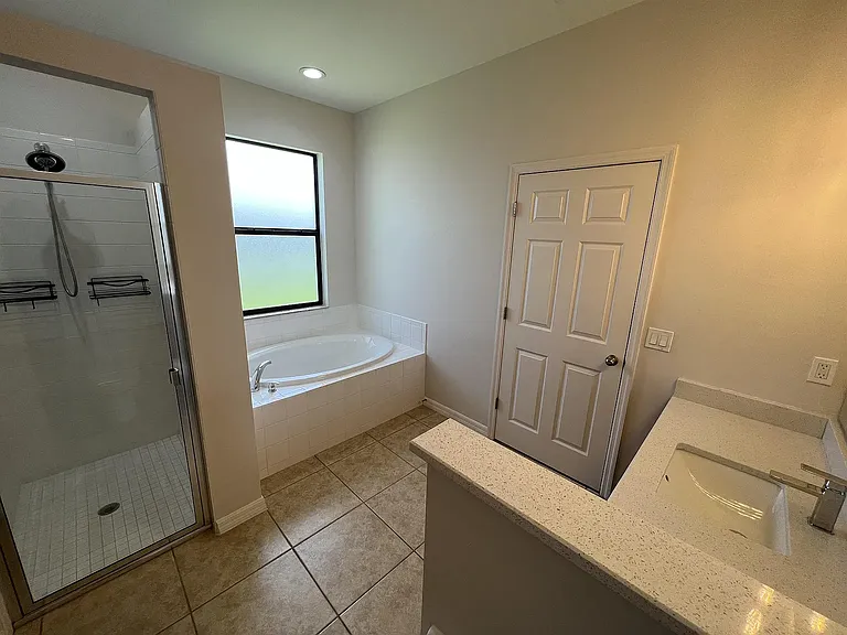 511 NE 19th Pl — Photo 10