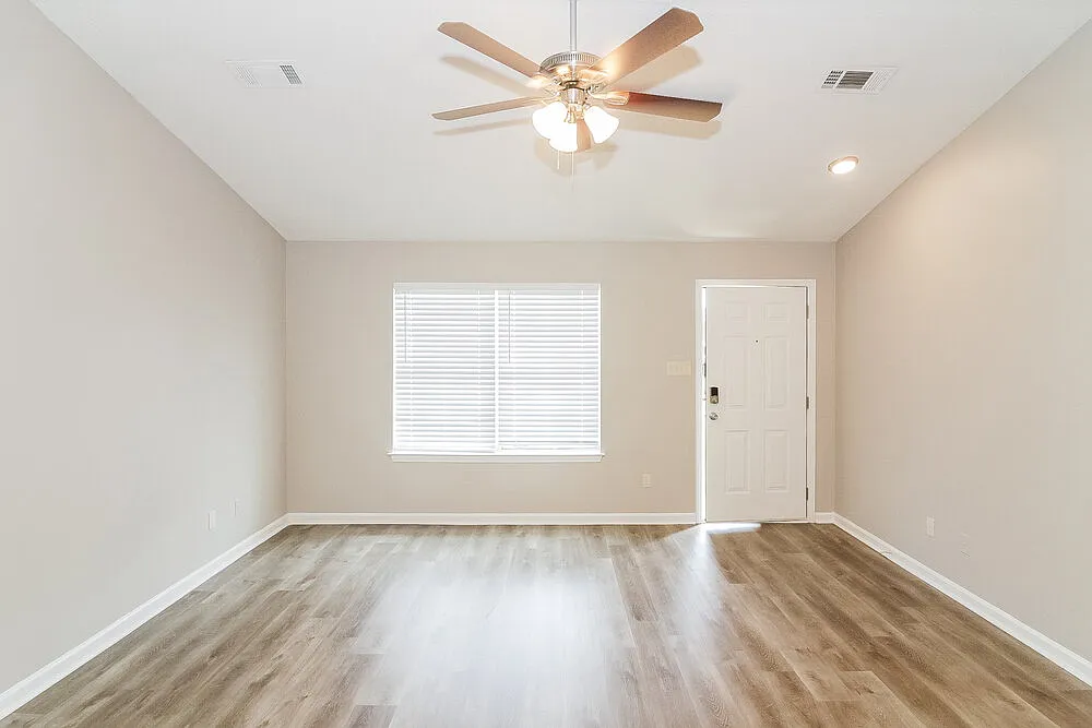 3 bed, 2.0 bath, 1217 sqft, $2,390 — Photo 3