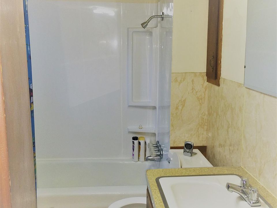 Full bath with tub-shower combo