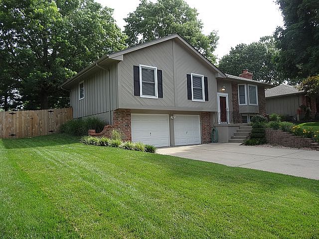 1st image of 409 NE Stonewall Dr
