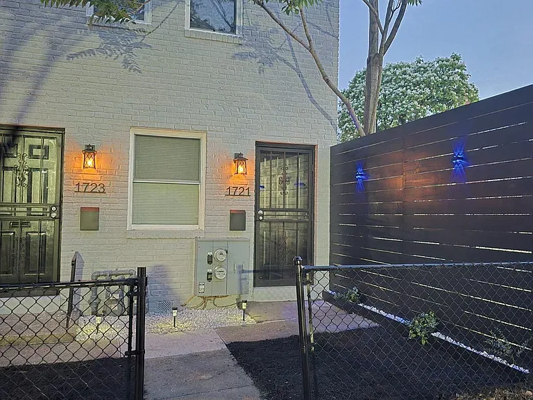 1721 Gales Pl NE — Photo 2