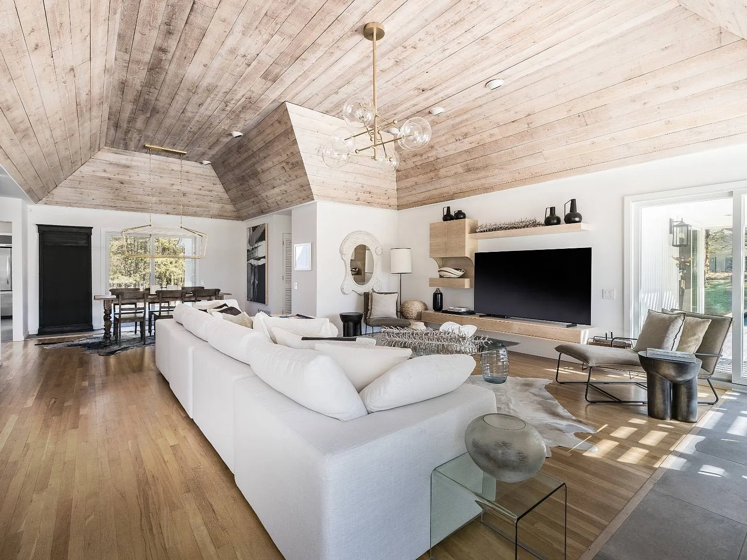 Designer Sanctuary in Southampton with New Pool and Spa — Photo 4