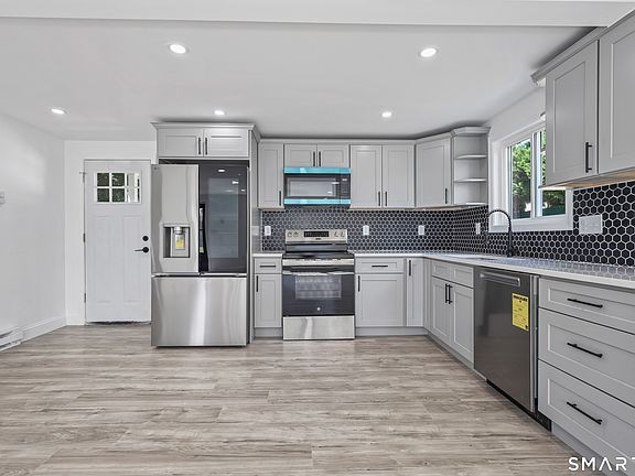3rd image of 124 Mansfield Avenue