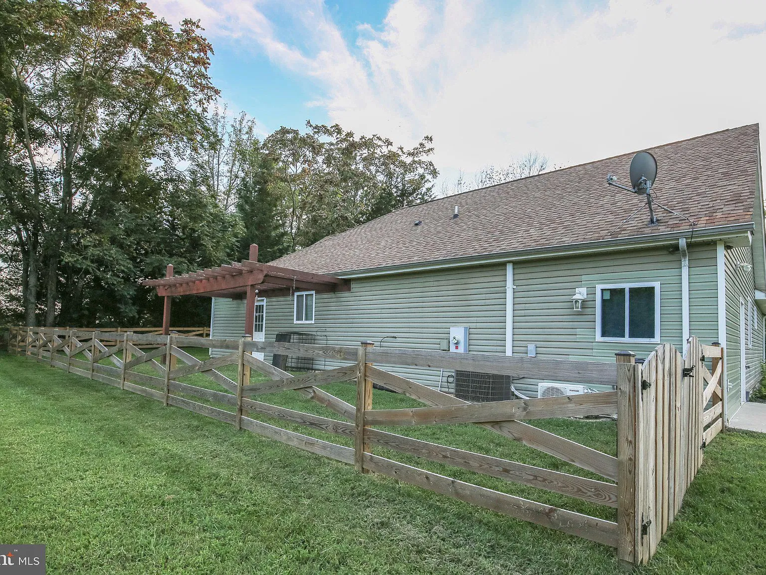 5 bed, 2.0 bath, 2294 sqft, $2,900 — Photo 3