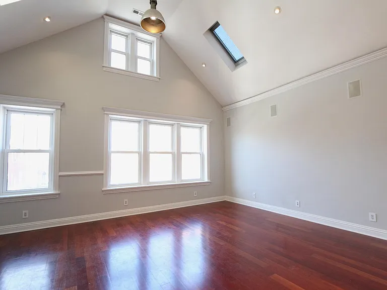 2131 W 18th St #2 — Photo 4
