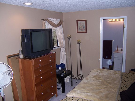 Large Master w/bathroom