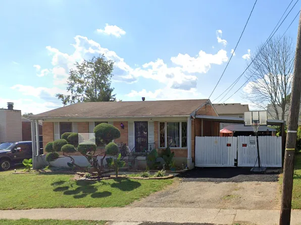 10016 McNeely Lake Dr, Louisville, KY 40229