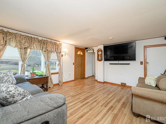 4th image of 35 Potts Rd