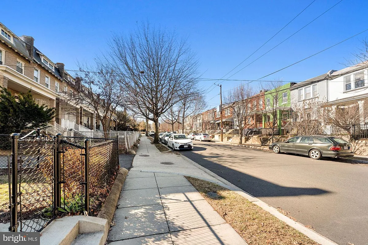 A view of the neighborhood. - 225 Channing St NE
