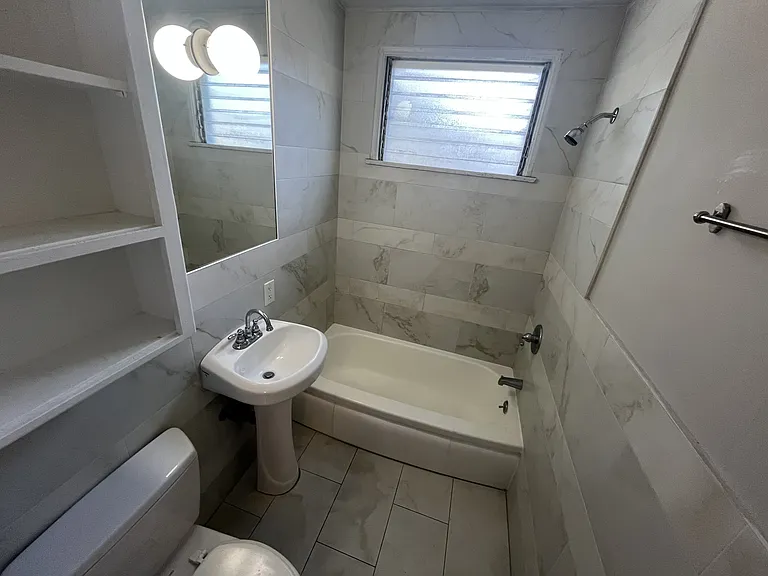 Oakhurst Apartments — Photo 22