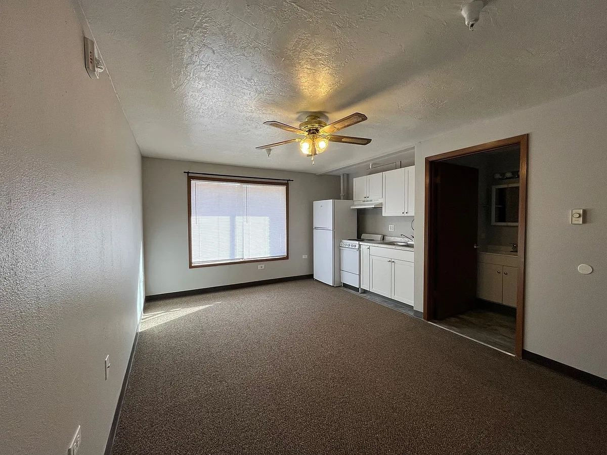 Building Photo - 491 Caswell Ave W