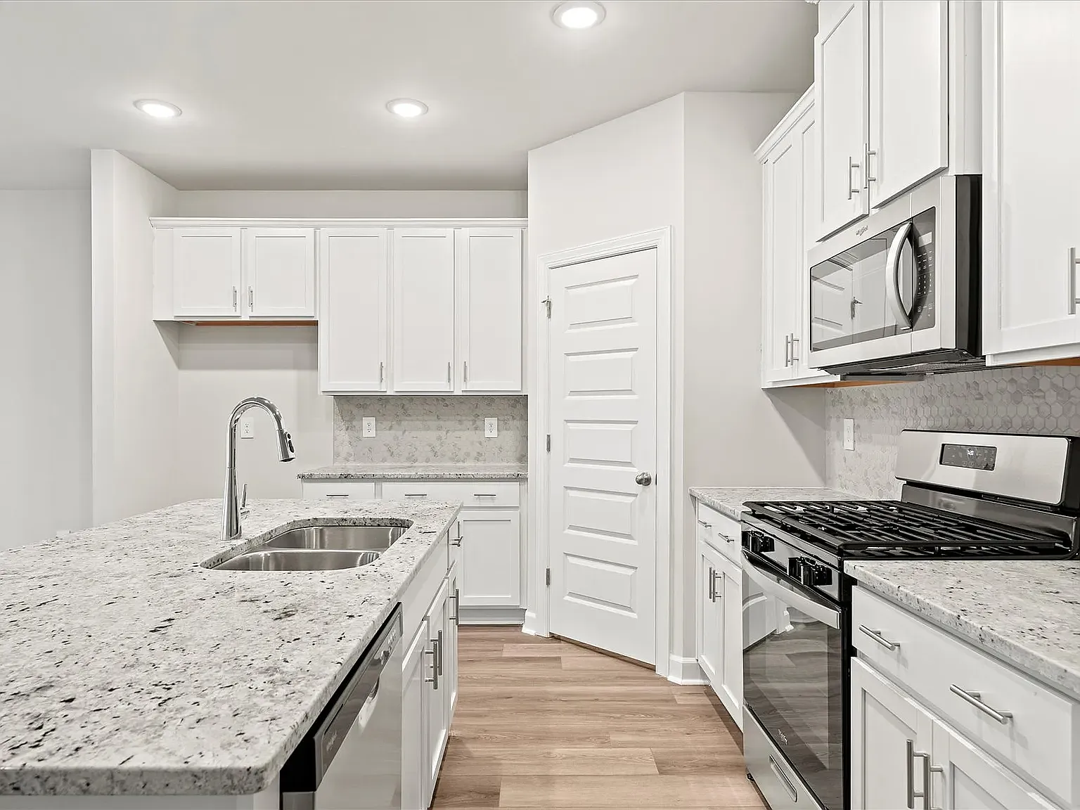 5 bed, 2674 sqft, $2,599 — Photo 3