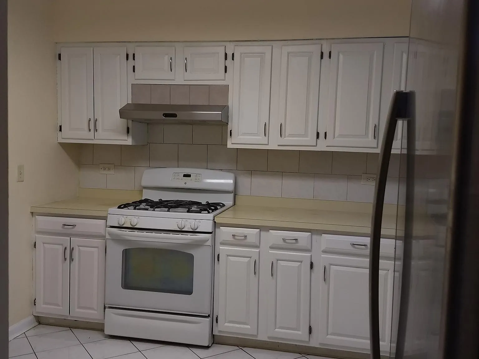 330 E Forest Knoll Dr — Photo 2
