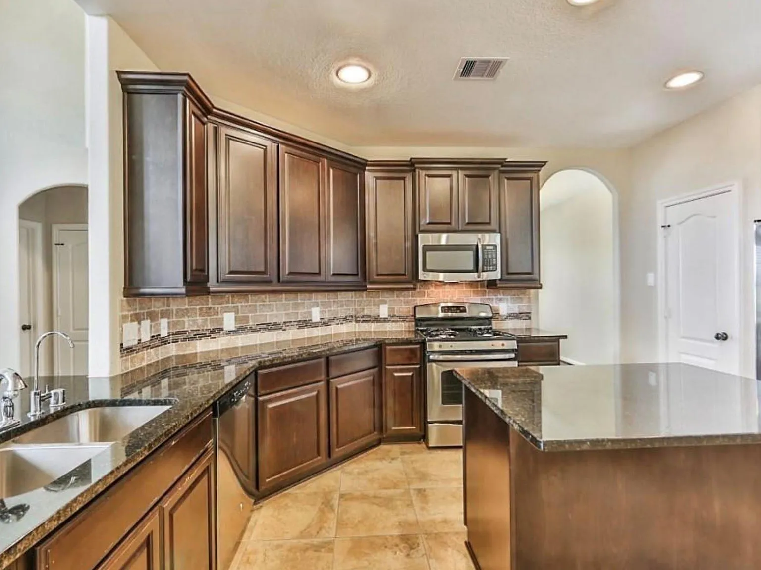 4 bed, 2.5 bath, 2569 sqft, $2,750 — Photo 3