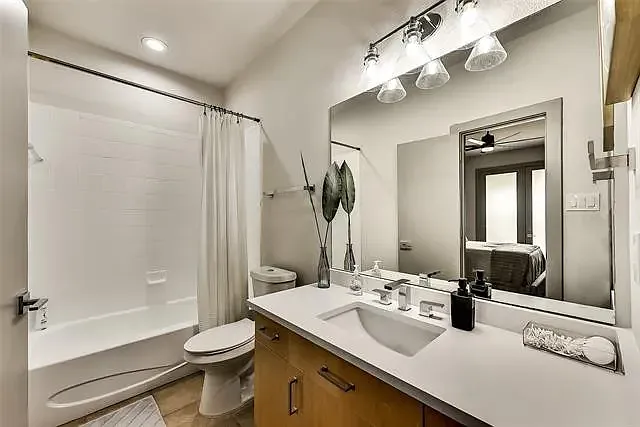 1008 Allen St — Photo 10