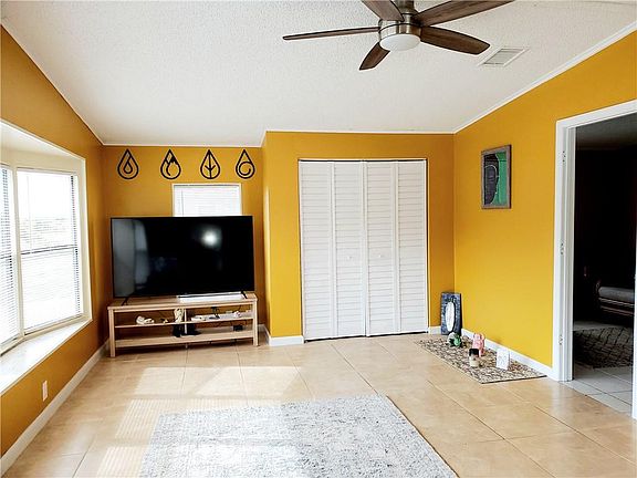 4th image of 802 Tamarind Cir