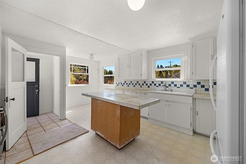 4th image of 4721 21st Avenue SW