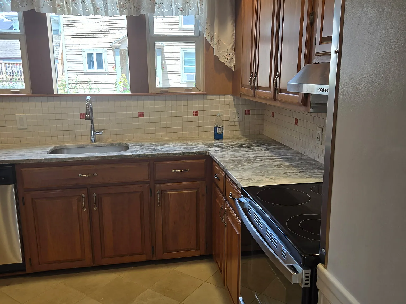 3 bed, 1300 sqft, $3,400 — Photo 2