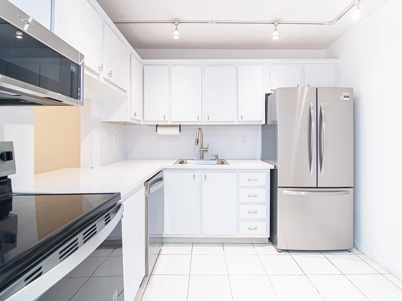 1 bed, 1.5 bath, 790 sqft, $1,950 — Photo 2