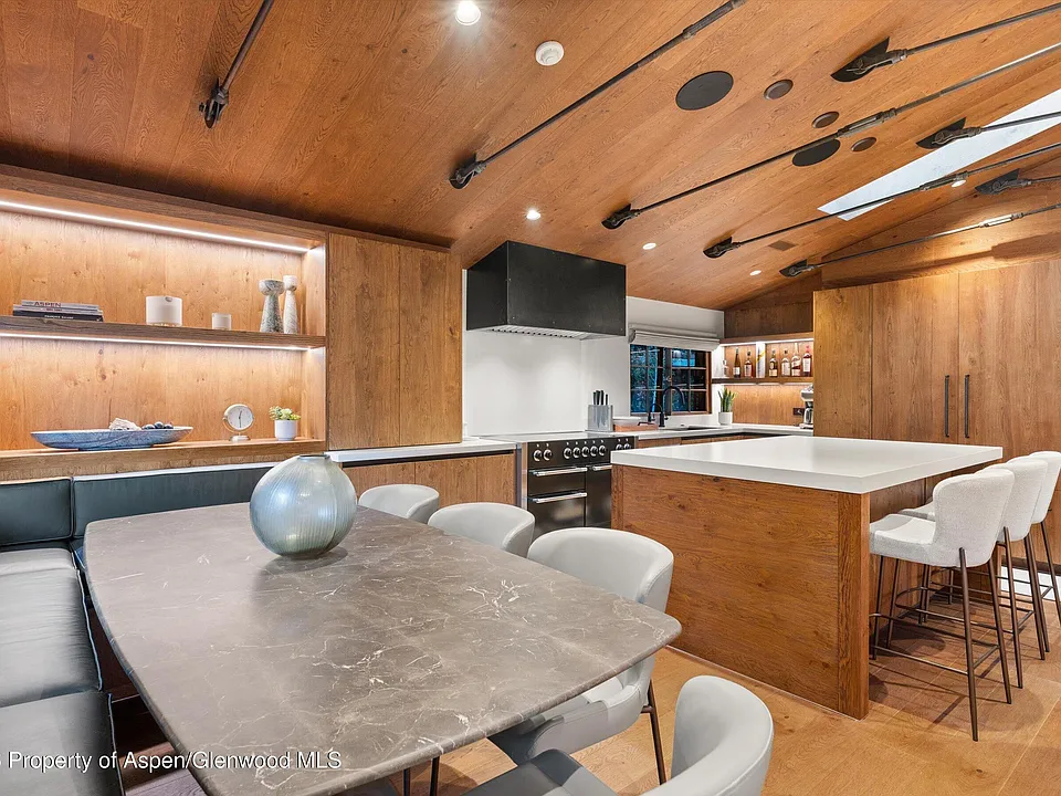 312 W Hyman Ave
