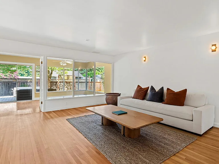 13805 Village Ave — Photo 8