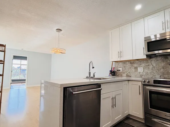 8989 Hudson St #409, Vancouver, BC V6P 6Y1