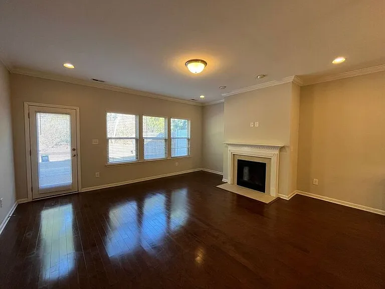 310 Princess Pl — Photo 3