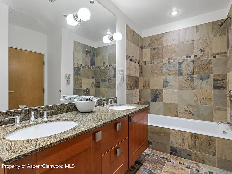 231 Robinson St #218 — Photo 11