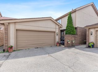 5305 Wright Way S, West Bloomfield, MI 48322
