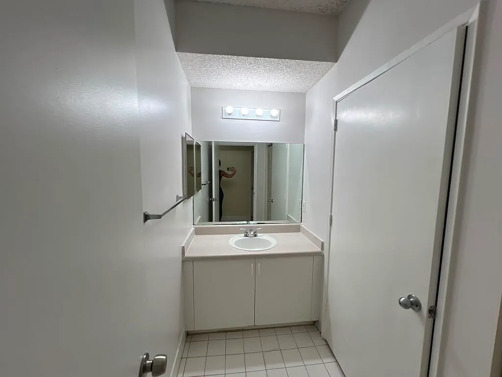 3 bed, 1090 sqft, $2,500 — Photo 4