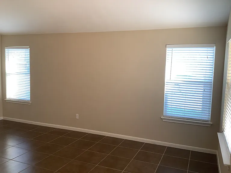 101 Hanstrom Dr — Photo 9