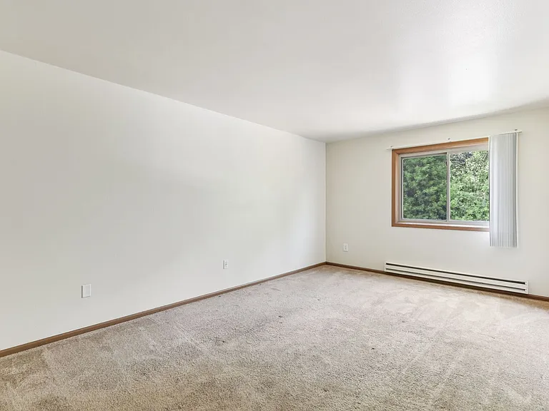Woodfield Heights Apartments — Photo 35