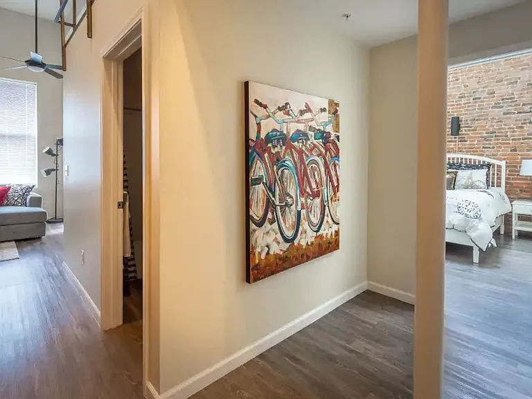 108 W 6th St — Photo 14