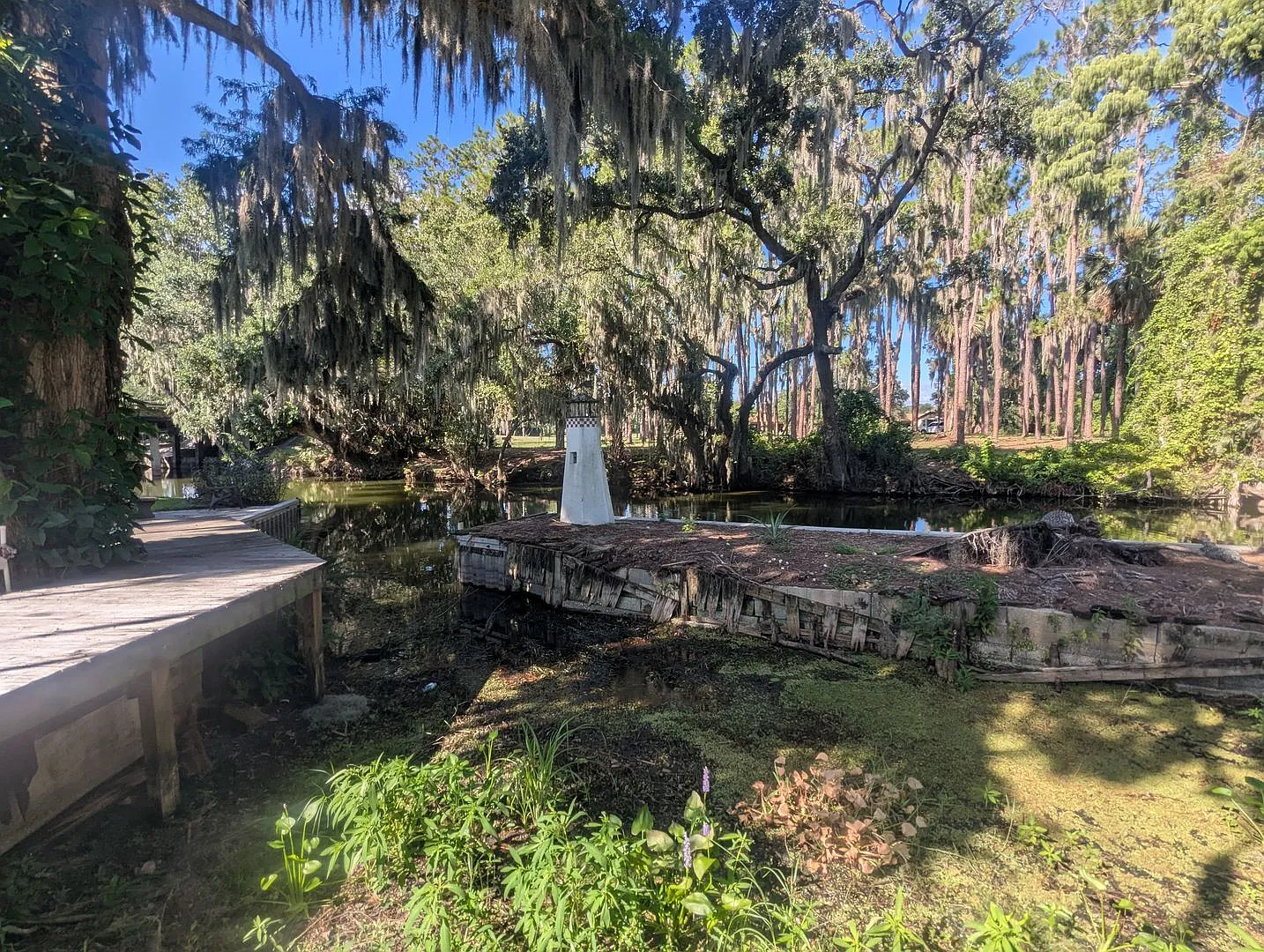 Beautiful Spacious 1-Bedroom Home with Stunning Lake Dora Canal Views! Pets Welcome! — Photo 4