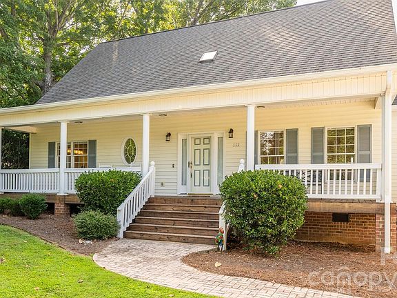 3rd image of 111 Leesburg Ln