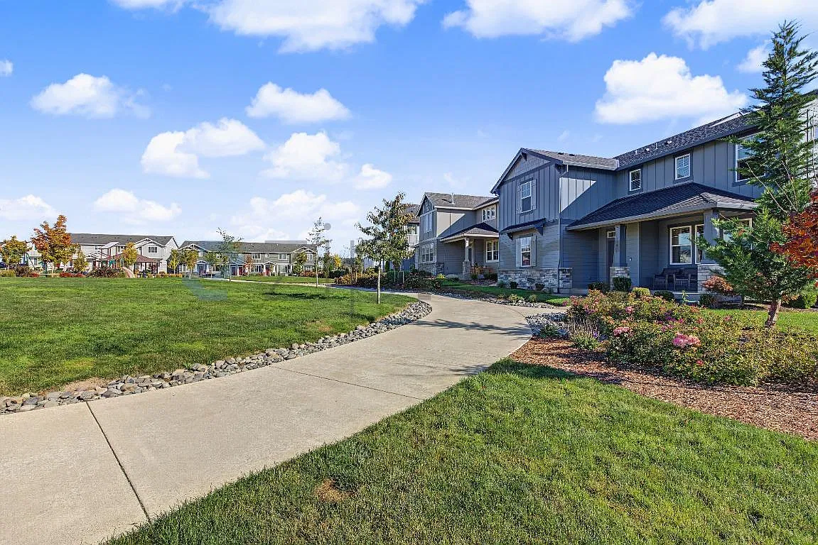 4 bed, 3.5 bath, 2476 sqft, $3,000 — Photo 4