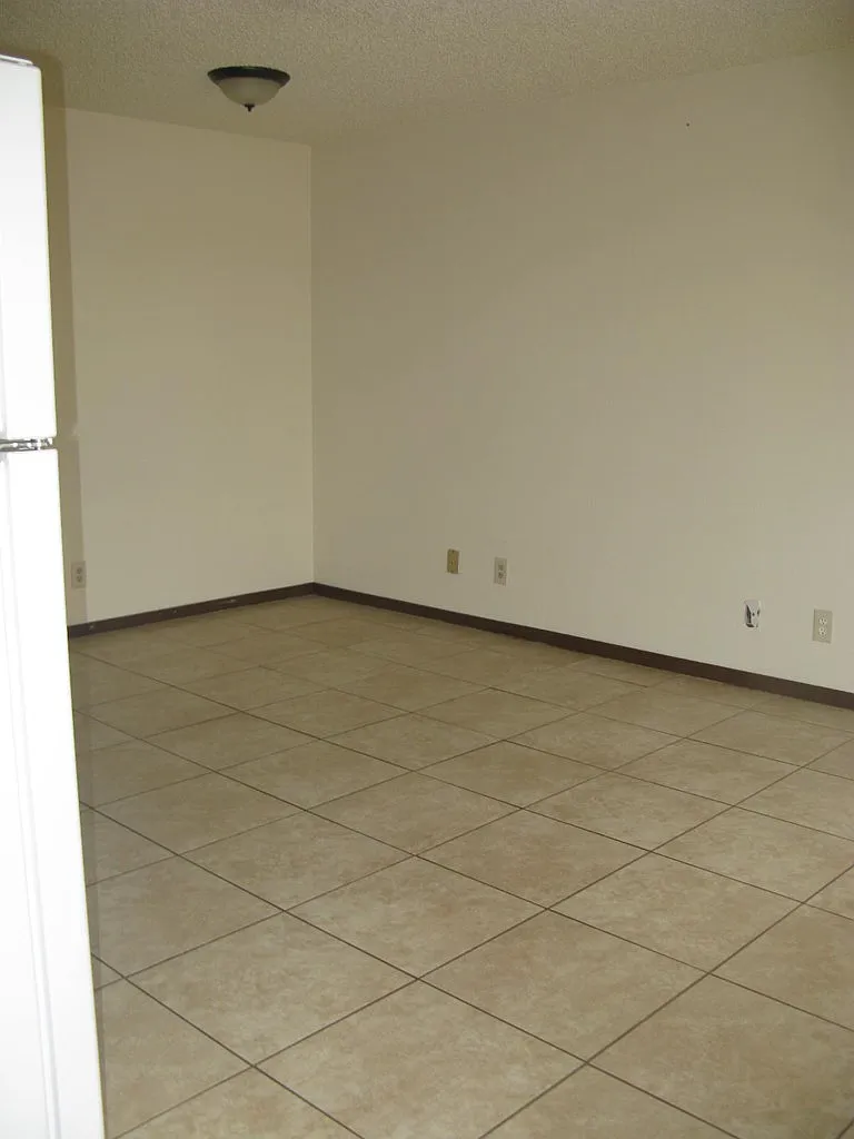 2 bed, 1.0 bath, 700 sqft, $850 — Photo 2