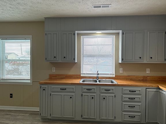 3rd image of 122 Overland Dr