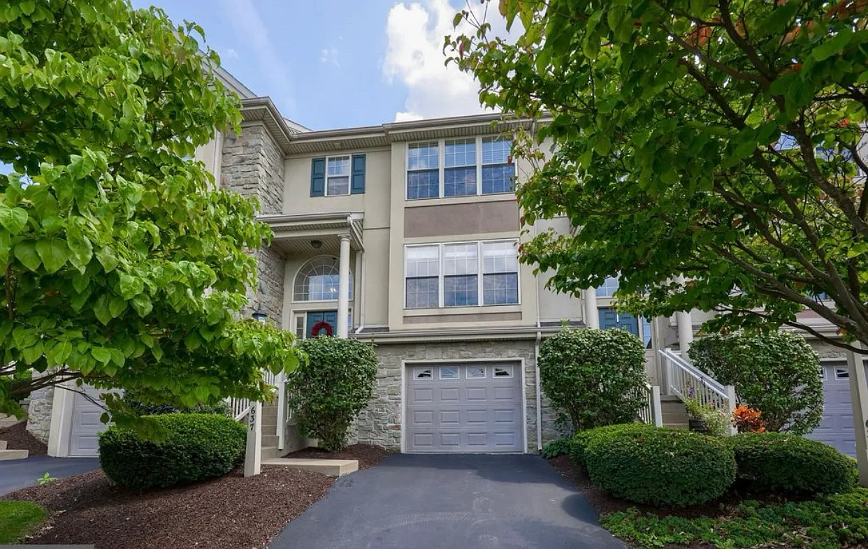 637 Royal View Dr — Photo 1