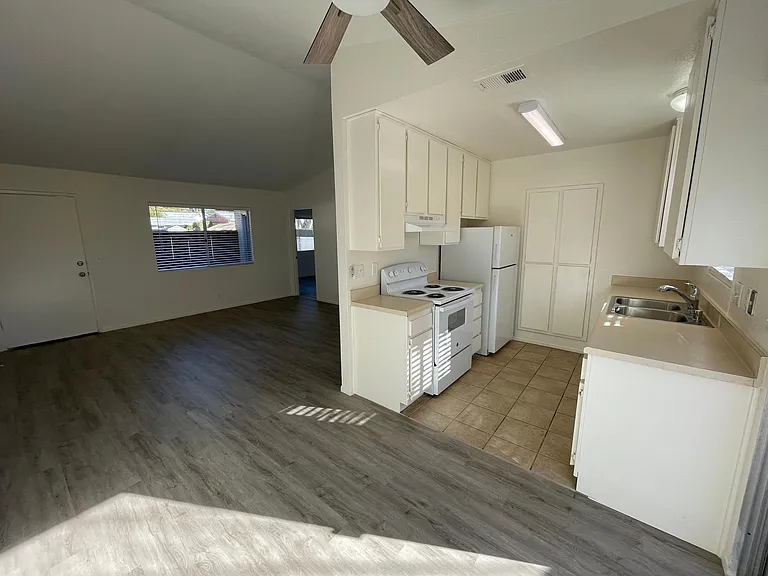 952 Pine Ave #B — Photo 7