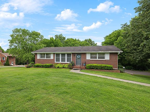5th image of 811 Fairoaks Dr