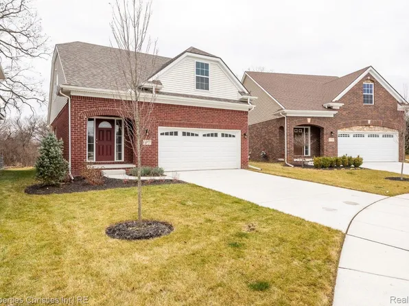 11777 Hines Place Dr, Livonia, MI 48150